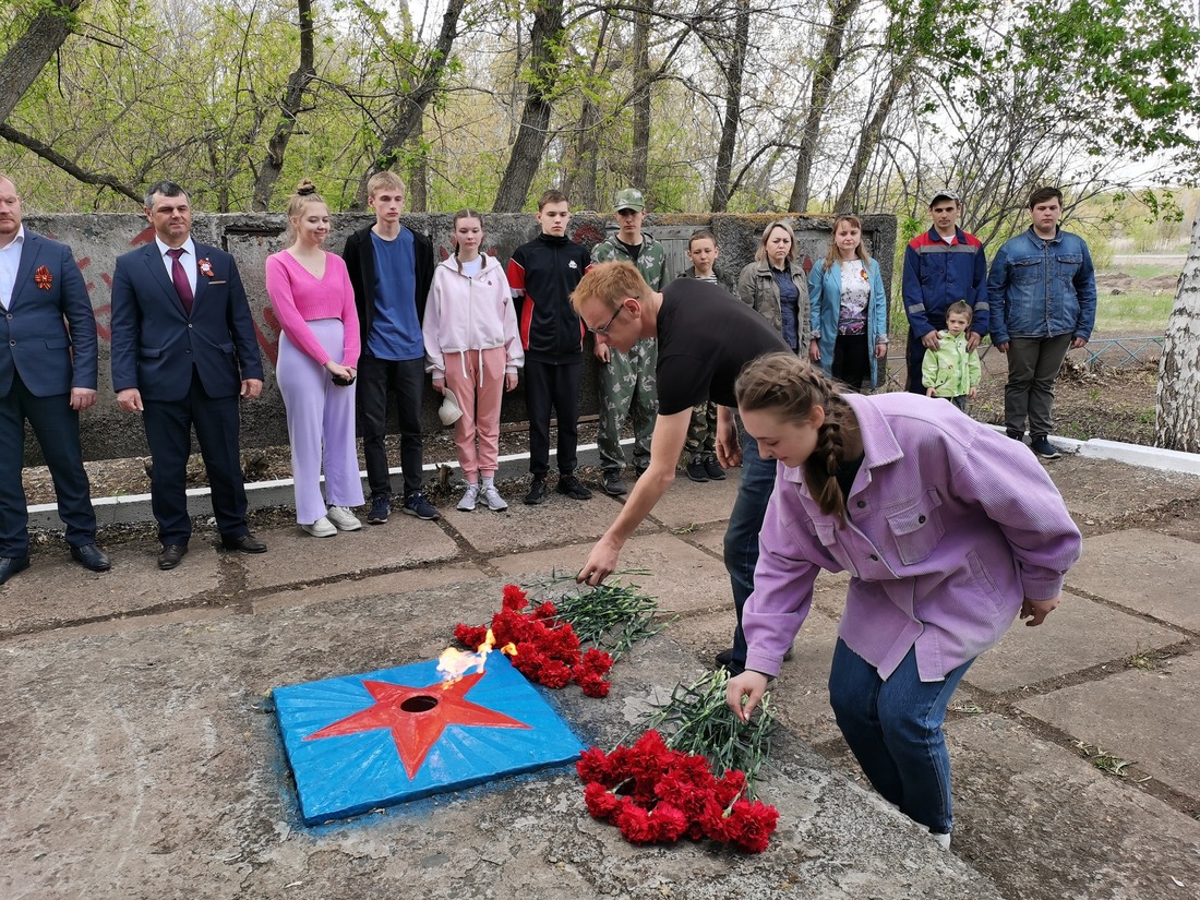 Все участники благоустройства возложили цветы к Вечному Огню и почтили память павших воинов минутой молчания