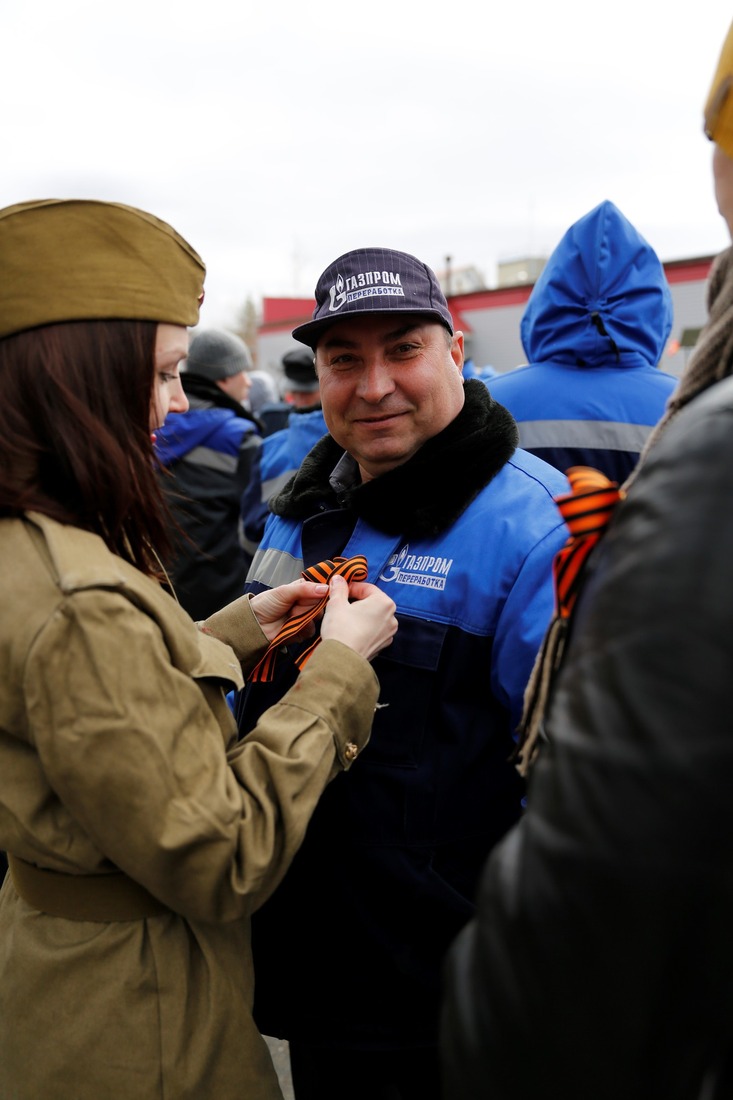 На входе на площадку представители молодежного объединения Сургутского ЗСК раздавали георгиевские ленты — символ 9 мая