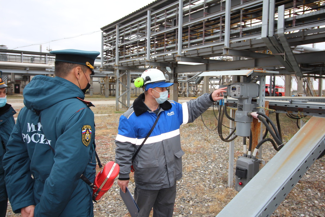 Сотрудник ПСС демонстрирует пульт управления ручным пуском автоматической системой орошения резервуаров склада сжиженных газов