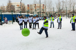 Мяч у Бориса Хлоева, председателя профсоюзной организации завода