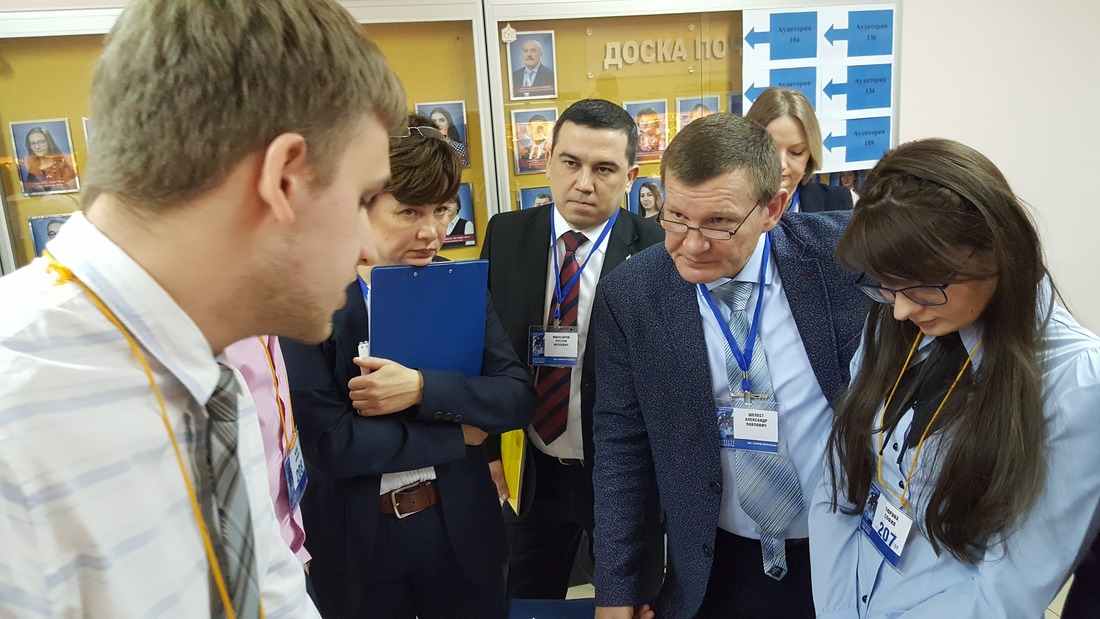 Начальник производства ЗПКТ Александр Шелест принимает командный ответ молодых специалистов