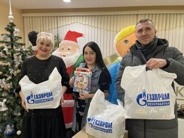 Сотрудники ЗПКТ приехали в центр "Садко" с новогодними подарками