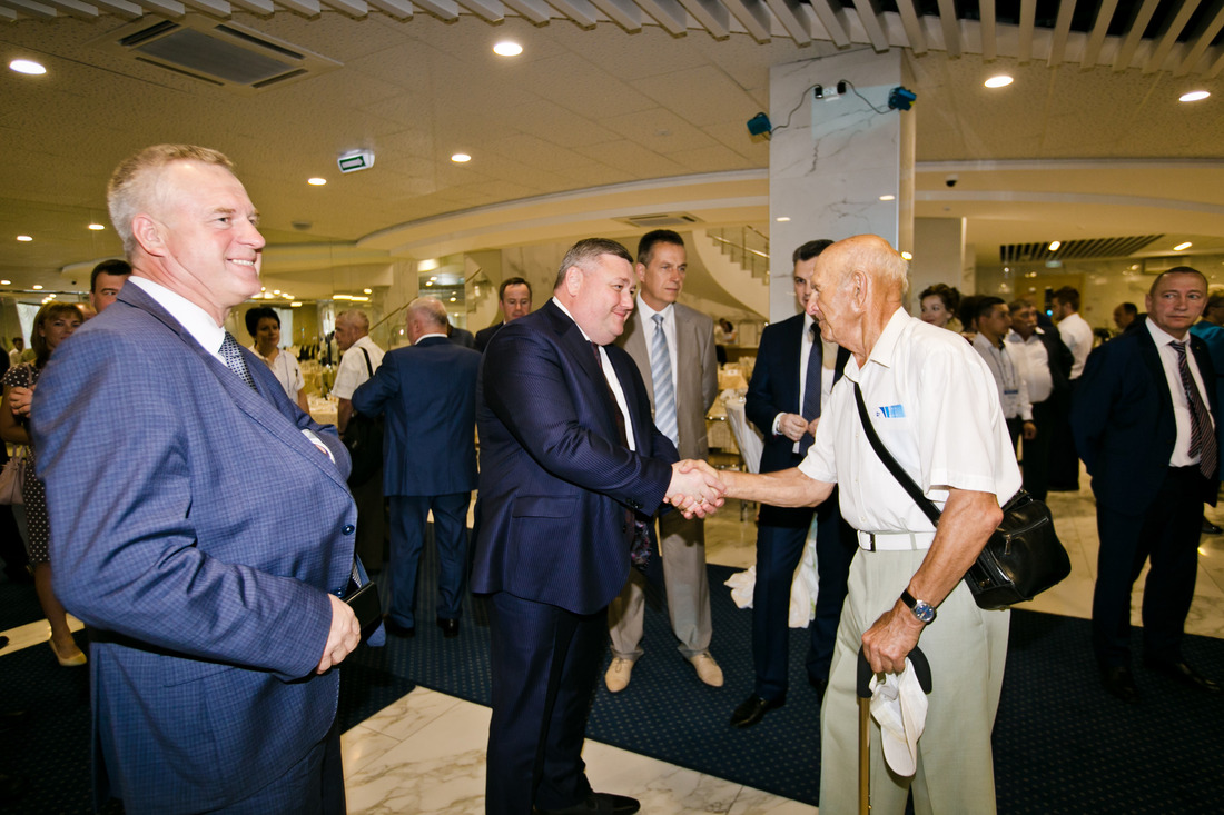 Директор завода Михаил Морозов встречает гостей