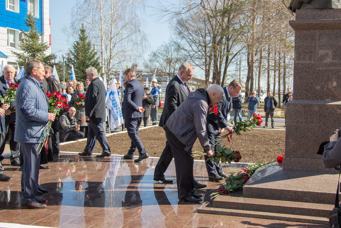 Возложение цветов к памятнику Виктору Черномырдину