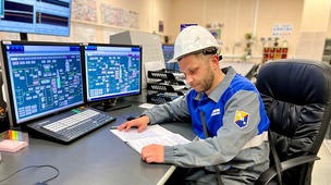Максим Сятчихин в операторной установки по стабилизации конденсата № 3