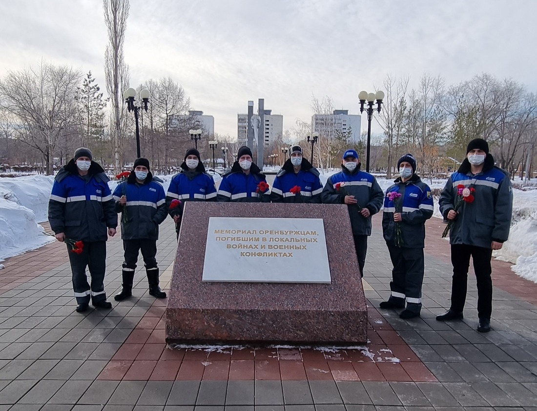 В День защитника Отечества молодые специалисты Оренбургского гелиевого завода посетили памятный мемориал.
