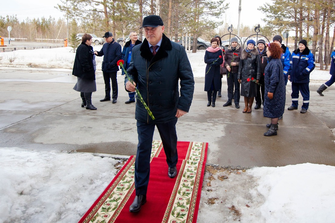 Сергей Талалаев — главный инженер Сургутского ЗСК возлагает цветы к Мемориальной доске основателя завода