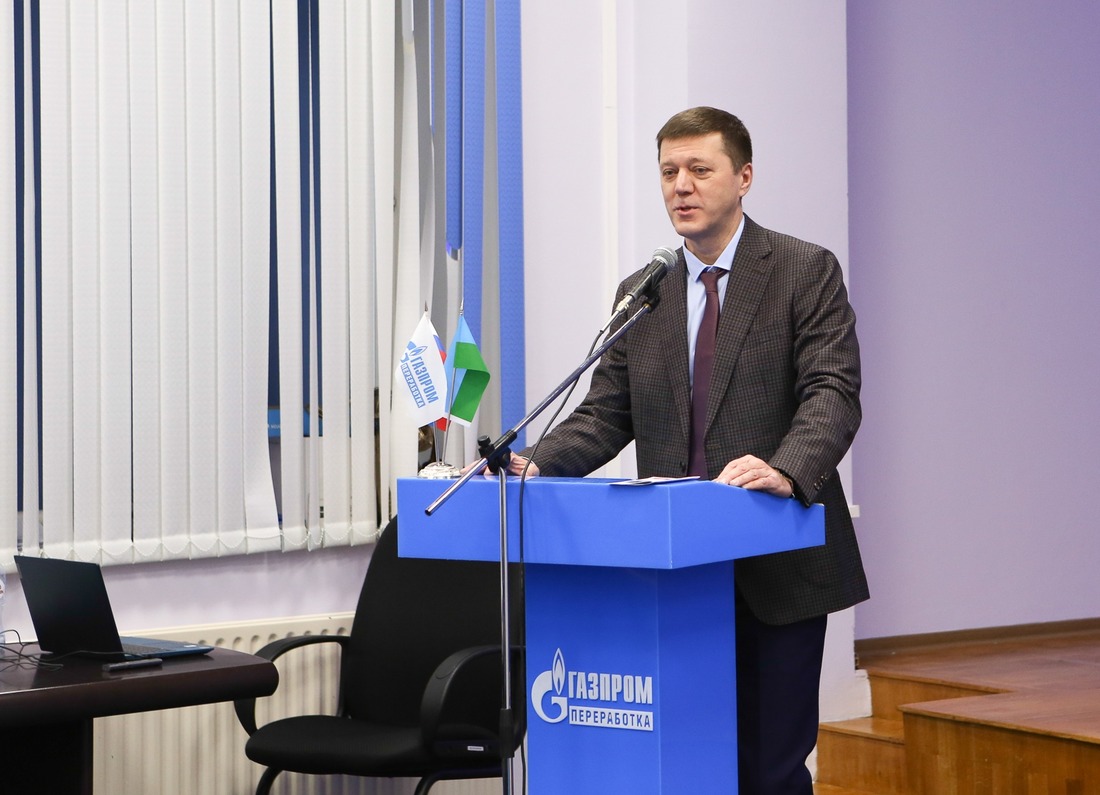Дмитрий Пономарев — заместитель генерального директора по управлению персоналом Общества «Газпром переработка» приветствует участников «Центра развития»