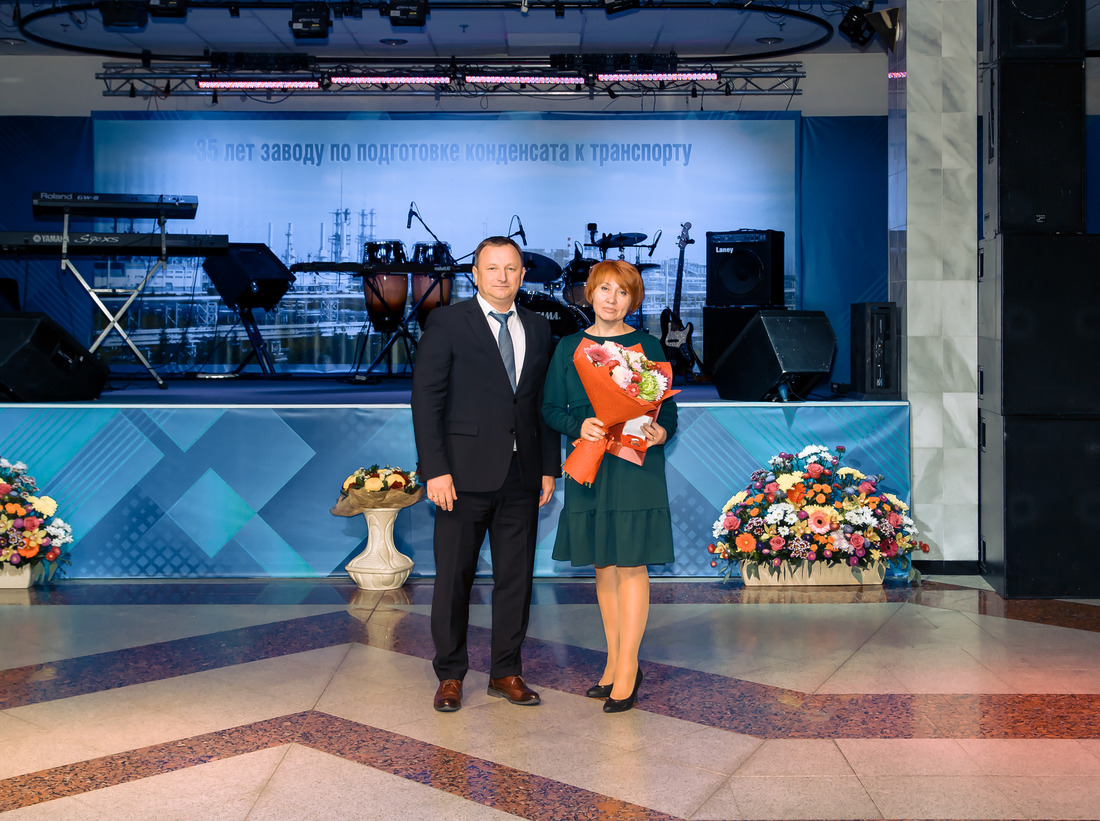Сергей Васин поздравляет Ольгу Морозову с победой в конкурсе уполномоченных по охране труда