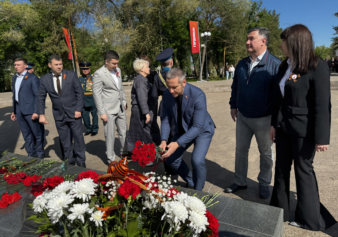 Цветы к Вечному Огню возложили Дмитрий Лысиков и Сергей Молчанов
