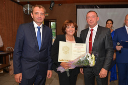 Почетная грамота Министерства энергетики Российской Федерации вручается Елене Левичевой