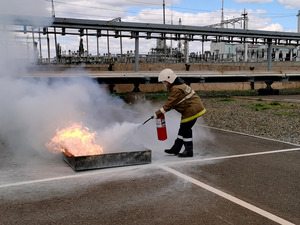 Навыки пожаротушения отработали 40 работников завода