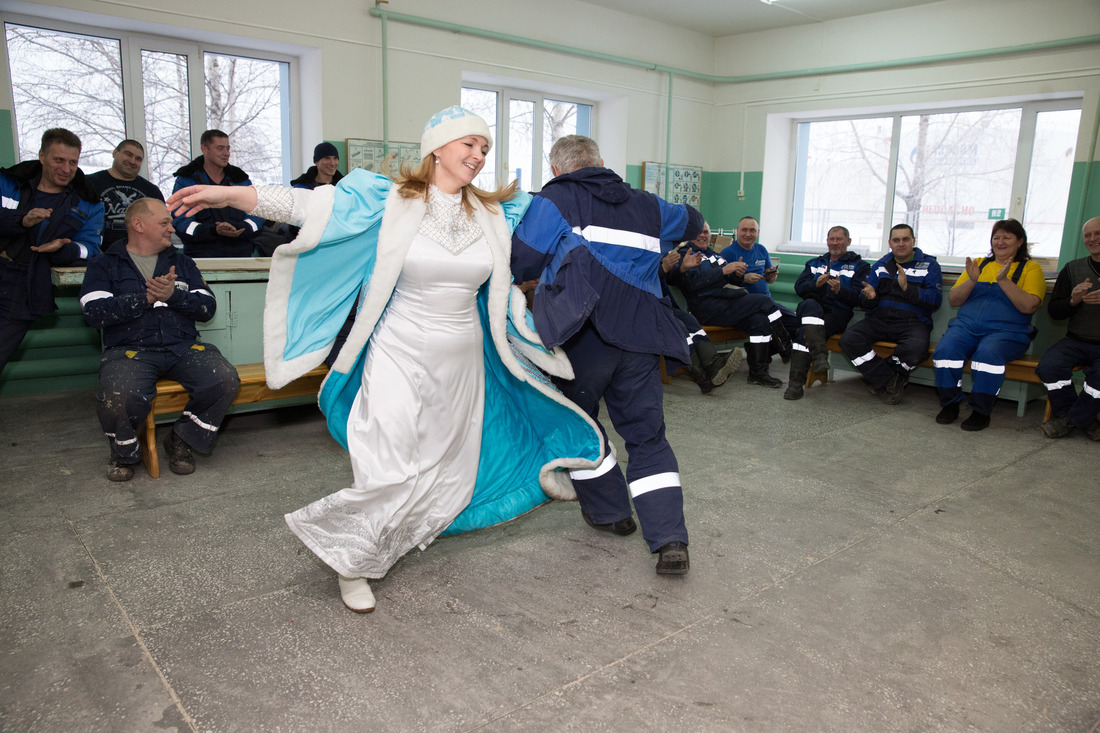 Танец со Снегурочкой в цехе по текущему ремонту зданий и сооружений
