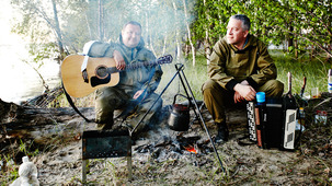 Вечером у костра за чашкой чая