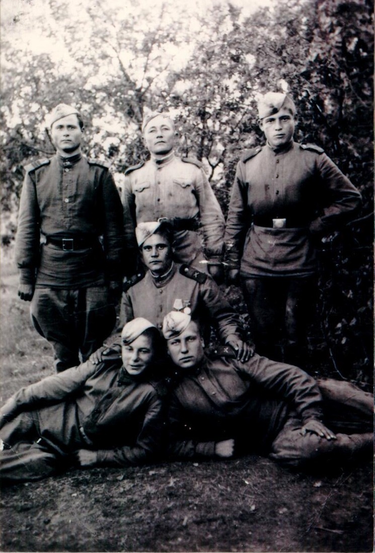Лето 1944 г. (Афанасьев А.В. первый справа в верхнем ряду)