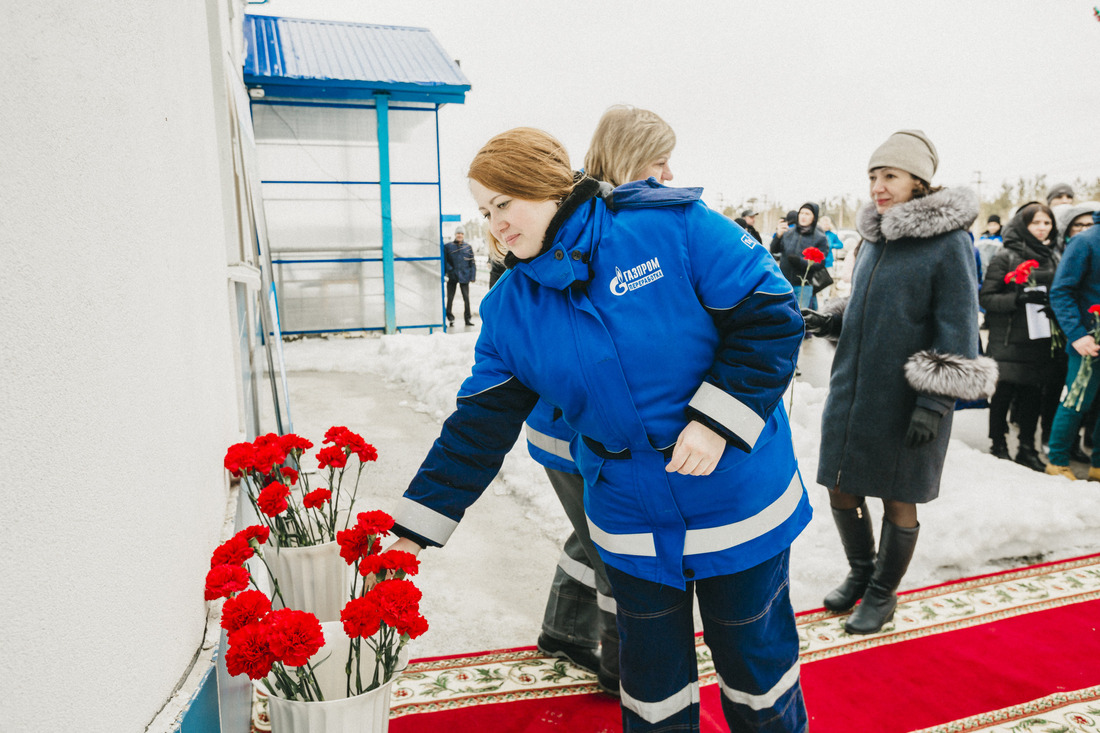 Возложение цветов к мемориальной доске В.С. Черномырдина