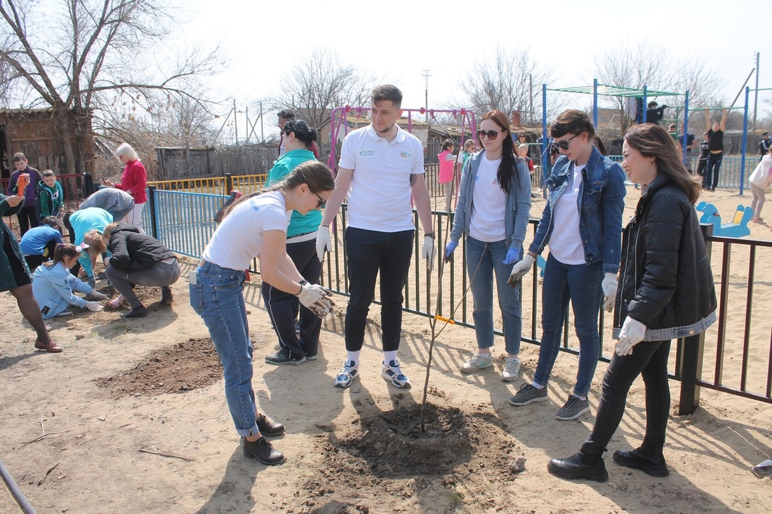 Представители СМУС Астраханского ГПЗ высаживают деревья в саду