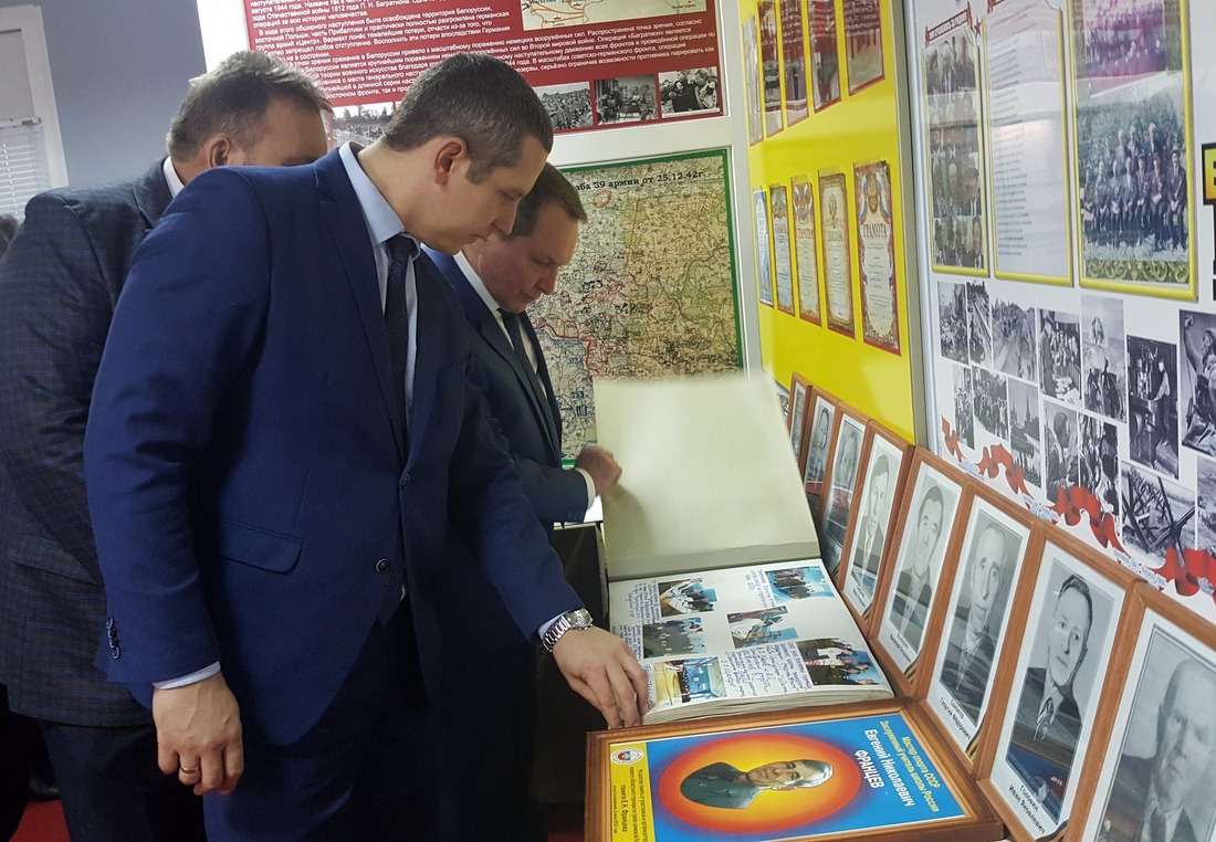 Представитель Оренбургского газоперерабатывающего завода Дмитрий Лысиков (в центре) и бывший директор завода Михаил Чехонин знакомятся с экспозицией
