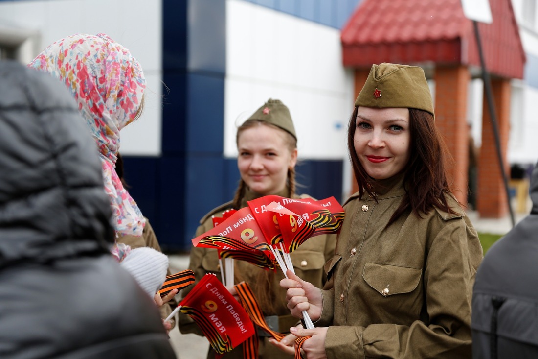 Представители молодежи Сургутского ЗСК раздавали участникам мероприятия флажки и георгиевские ленты