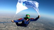 Ситвап Мифаев совершает прыжок с парашютом
