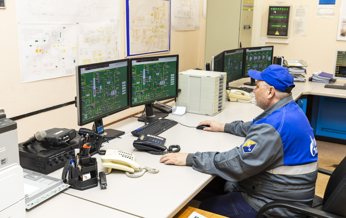 В операторной комплекса по облагораживанию моторных топлив