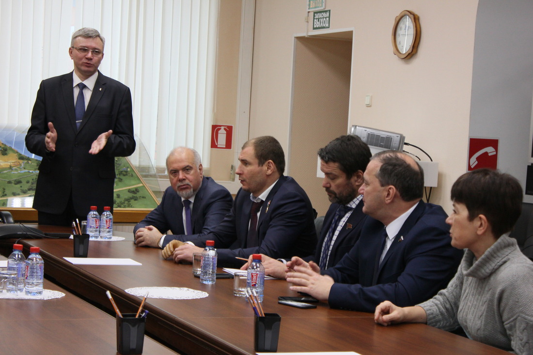 Директор завода Андрей Дорощук приветствует участников делегации
