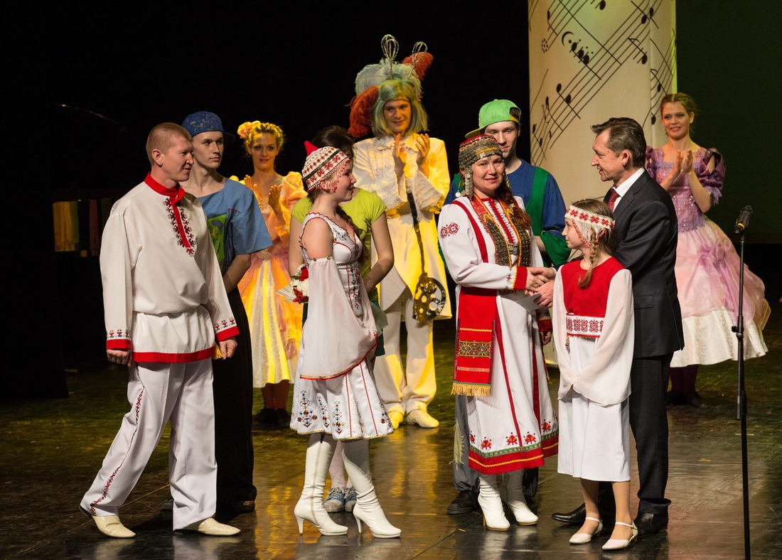 Дмитрий Попов — глава города Сургута награждает семью Лебедевых