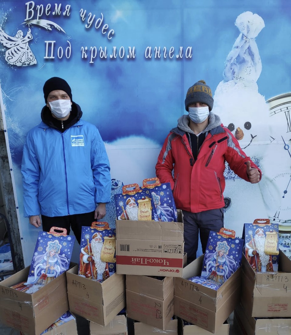 Михаил Беднев (слева) передает сладкие наборы волонтерскому движению "Под крылом ангела"