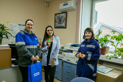 Анна Иванова, Жанна Мозгалова, Миляуша Сухарева в кабинете группы документационного обеспечения Сургутского ЗСК