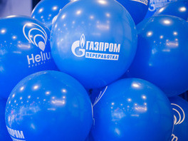 Шары, наполненные гелием, с логотипами компании и Общества «Газпром переработка Благовещенск».