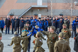 Вальс под песню "Голубой платочек" танцуют представители СМУС Сургутского ЗСК и участницы ежегодного корпоративного конкурса "Заводчанка"