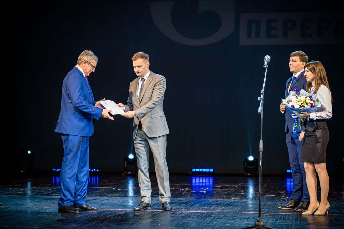 Владимир Гуков вручает награды Министерства энергетики РФ