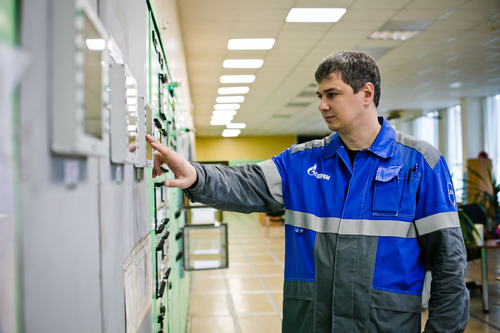 Начальник участка №3 цеха КИПиА Оренбургского гелиевого завода Сергей Климов показывает регистраторы, введенные в эксплуатацию.