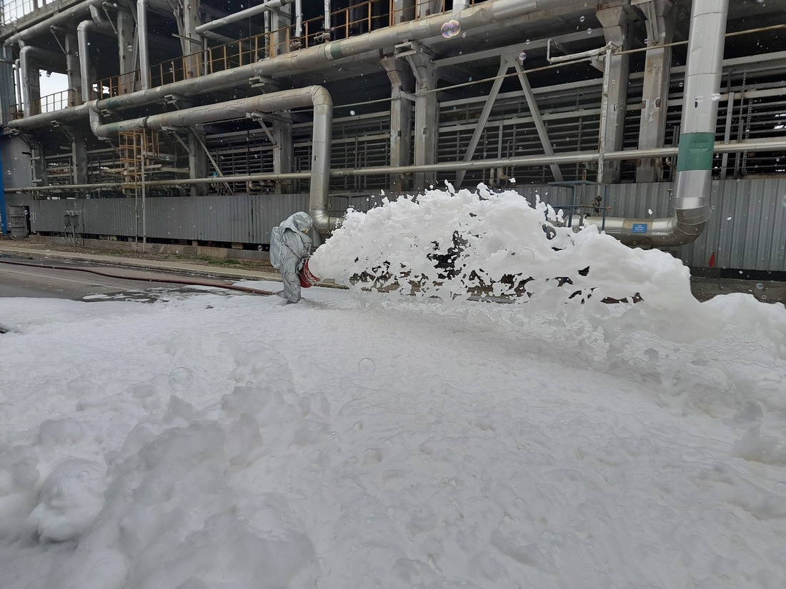 Подача пены на условный очаг пожара