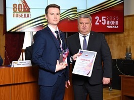 Александр Захаров, председатель Совета молодых ученых и специалистов компании «Газпром переработка», получает награду