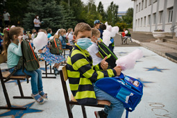 Каждый рюкзак наполнен школьными принадлежностями