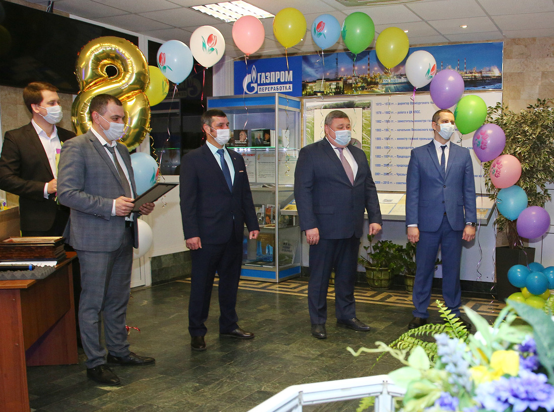 Директор Оренбургского ГПЗ Михаил Морозов (второй справа) поздравляет женщин с праздником