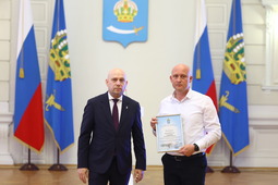 Владимир Сапрыкин, водитель транспортного цеха (справа)