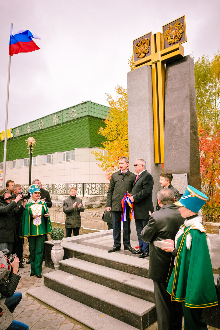 Открывали памятник глава Сургута Дмитрий Попов и руководитель национального центра «Арарат» Арменак Симонян