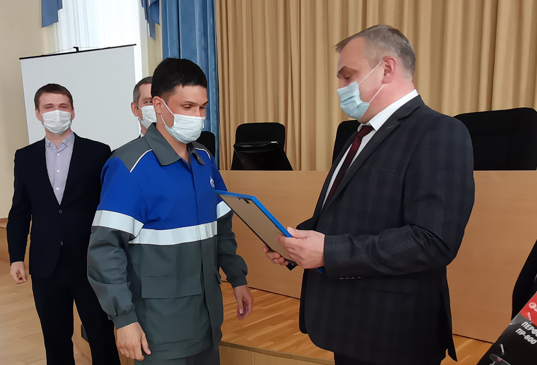 Директор Оренбургского ГПЗ Виталий Кравченко вручает диплом за 1 место Андрею Анисимову