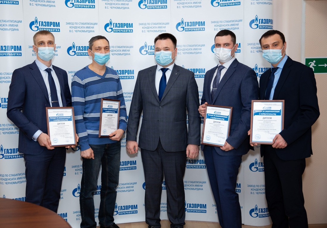 Победители в номинации "Лучший авторский коллектив". Слева-направо: Константин Буренков, Сергей Злобин, Александр Черемисин, Дмитрий Сусролкин