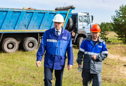 Директор завода Андрей Дорощук (слева) и начальник отдела охраны окружающей среды Олег Носов