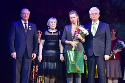 Юлия Митрофанова — заместитель начальника ССО и СМИ получает награду