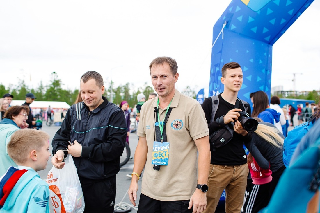 Дмитрий Куприянов (в центре), инструктор по физической культуре отдела по физкультурно-оздоровительной работе Сургутского ЗСК, судья соревнований
