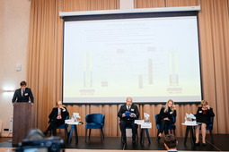 Среди докладчиков заместитель начальника технического отдела Андрей Бачурин (третий слева)