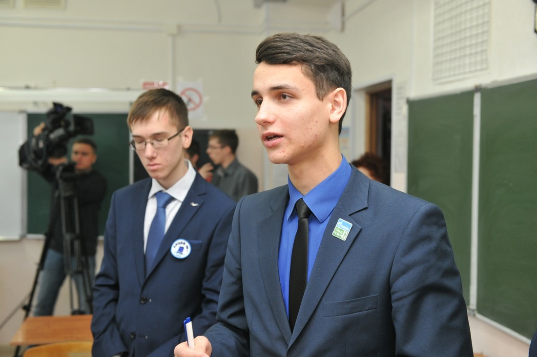 Учащиеся "Газпром — класса" задают вопросы производственникам