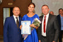 Ведущей вечера Галине Янчук также была вручена высокая профсоюзная награда