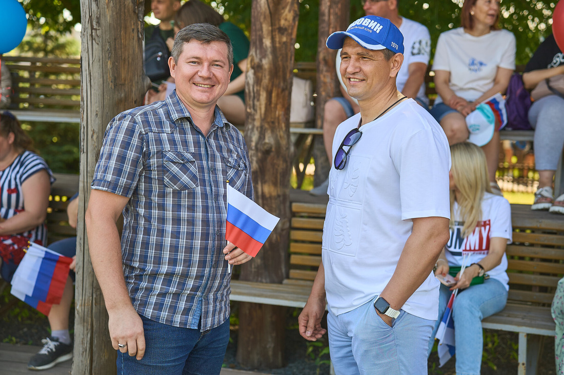 Главный инженер завода Сергей Михалев (справа): "Коллектив завода — это большая семья, и собираться по важным поводам — одна из наших традиций".
