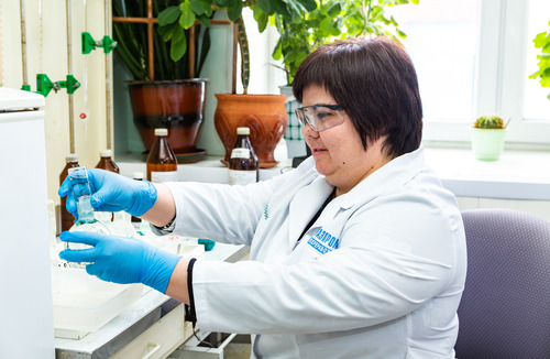 Лилиана Насрулллина, лаборант химанализа определяет биологическое потребление кислорода в сточных водах