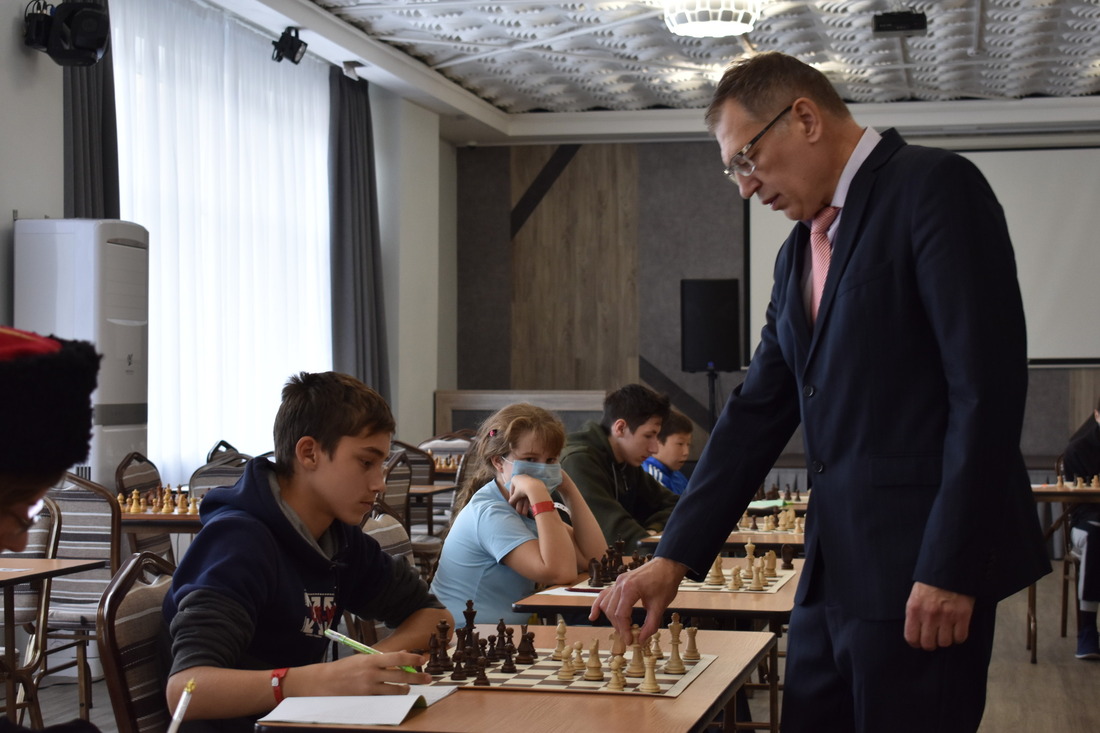 Павел Шутов и международный гроссмейстер Александр Раецкий.